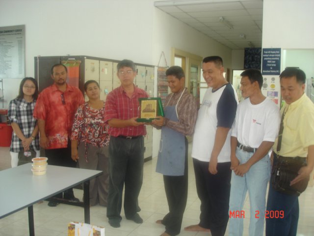 Ahli Majlis En. Oon Neow Aun menyempaikan cenderamata kepada wakil Asia Community Service Pulau Betong sempena lawatan pada 2-3-2009
